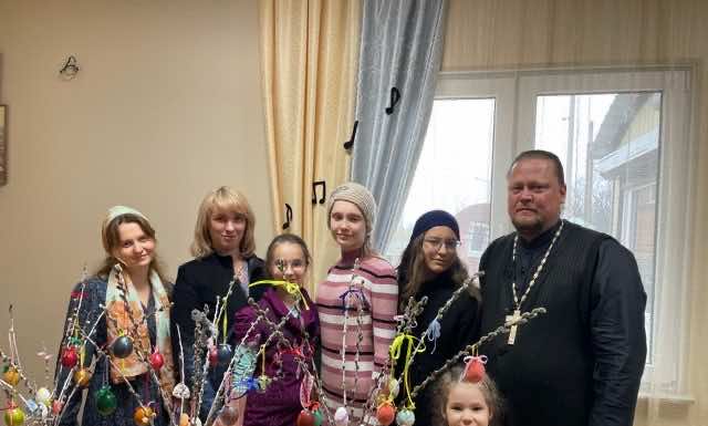 В храме преподобного Илии Муромского был проведен мастер-класс по изготовлению пасхального дерева