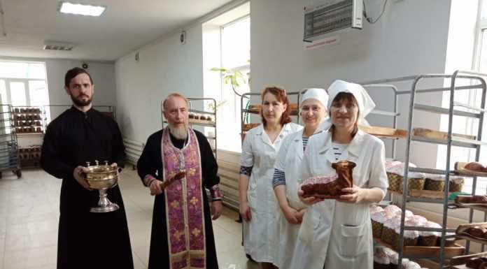 Священник благословил выпечку куличей на хлебозаводе
