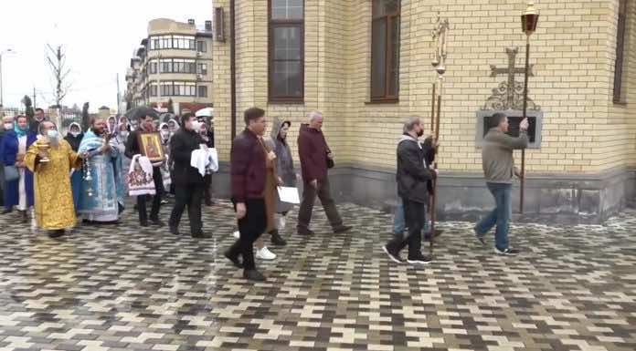 Видеосюжет о престольном празднике в храме в честь иконы Божией Матери «Неувядаемый Цвет»