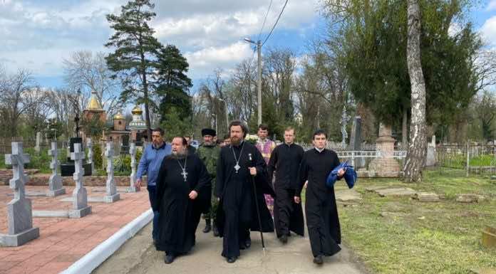 Видеосюжет о посещении митрополитом Григорием Всехсвятского кладбища Епархиальной телепрограммы «Отчий дом»