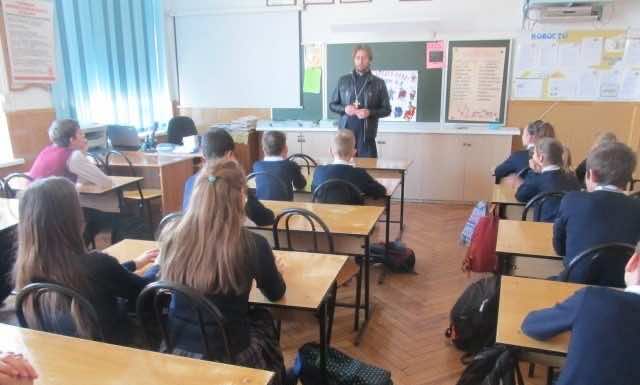 В школе № 34 ст. Новотитаровской была проведена беседа с учениками казачьих классов