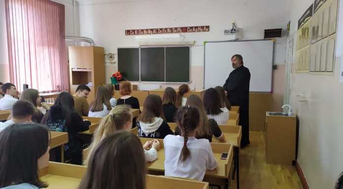 Священнослужитель посетил классный час в школе № 60