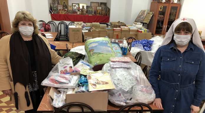 Сестричество кафедрального собора передало уходовые средства и вещи в кризисный центр «Светлая обитель»