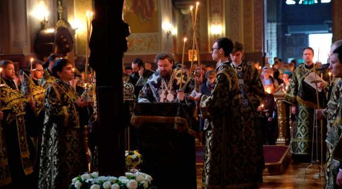 Митрополит Григорий совершил богослужение с чтением 12-ти Страстных Евангелий