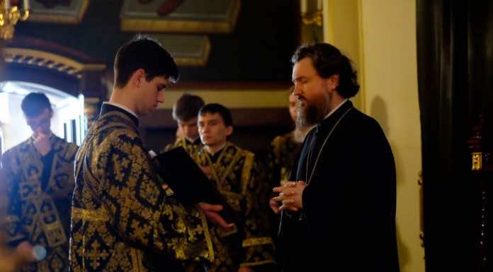 Митрополит Григорий совершил вечерню с чином выноса Плащаницы