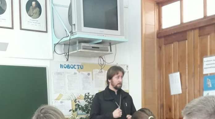 Штатный священник Андреевского храма страницы Новотитаровской иерей Алексей Задеренко провёл беседу с учениками школы № 34