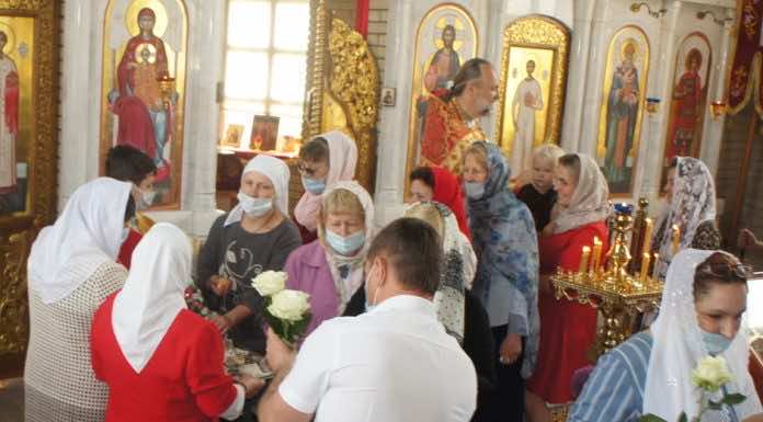 В Спиридоновском храме ст. Северской прихожанок поздравили с днём Жён-мироносиц