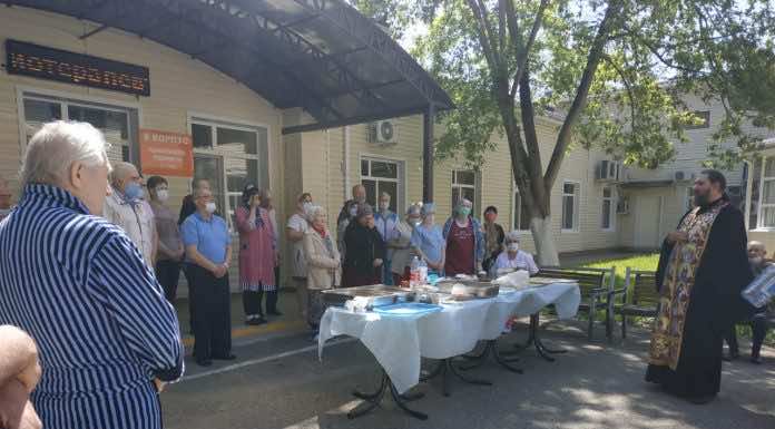В праздник Пасхи священник посетил онкологический диспансер