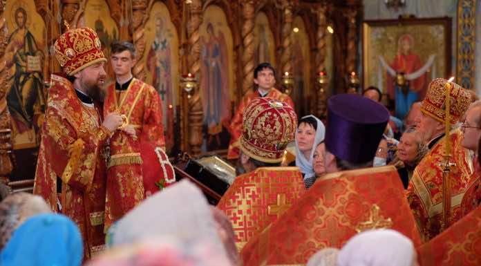 Митрополит Григорий совершил воскресную Литургию в храме Покрова Пресвятой Богородицы
