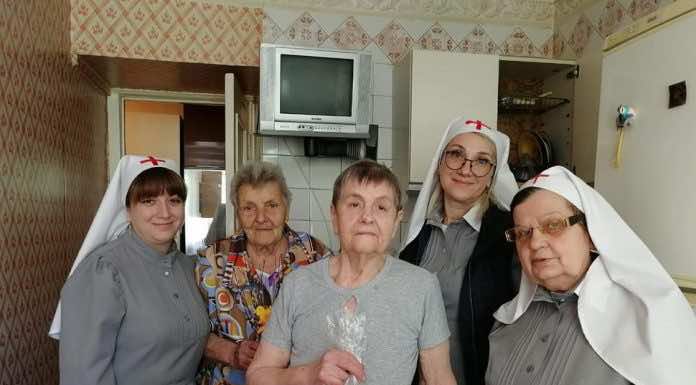 Сестры милосердия Екатерининского кафедрального собора поздравили подопечных патронажной службы с Пасхой