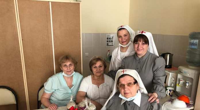 Сестры милосердия поздравили с Пасхой пациентов травматологического отделения