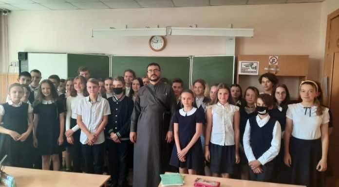 Диакон Покровского храма провел встречу с учениками гимназии
