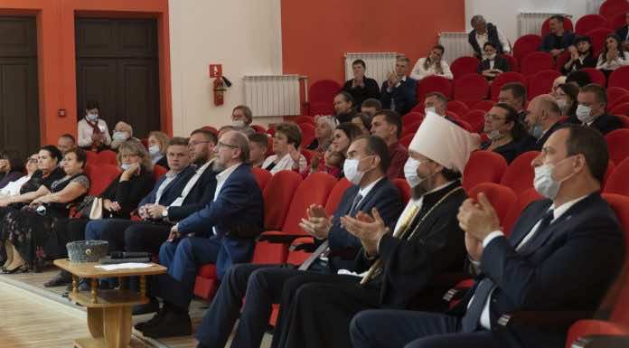 Митрополит Григорий принял участие в открытии бюста руководителю Кубанского казачьего хора Виктору Захарченко