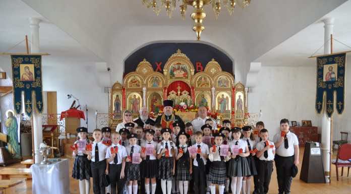 Благочинный 19-го Северского районного округа посвятил в казачата учащихся 3 класса школы № 17