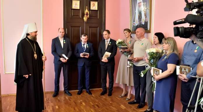 Митрополит Григорий вручил Патриаршие награды врачам и священникам, работавшим в «красной зоне»