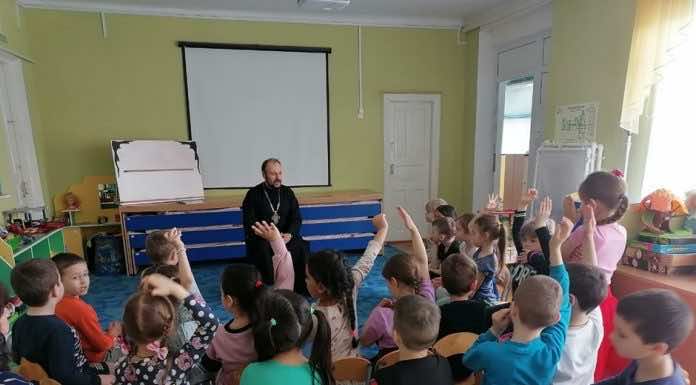 Протоиерей Димитрий Кравченко провел беседу с воспитанниками детского сада