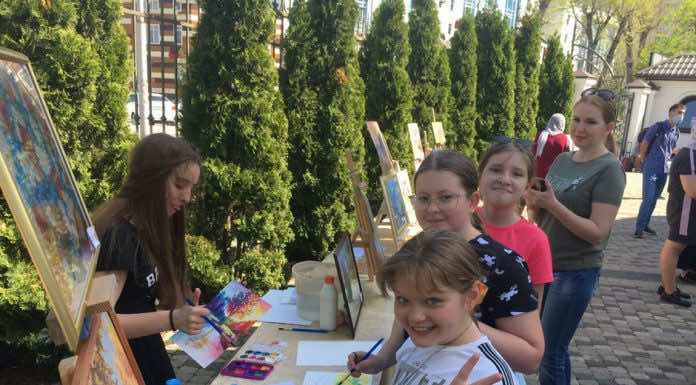 На территории Сергиевского храма состоялась выставка картин