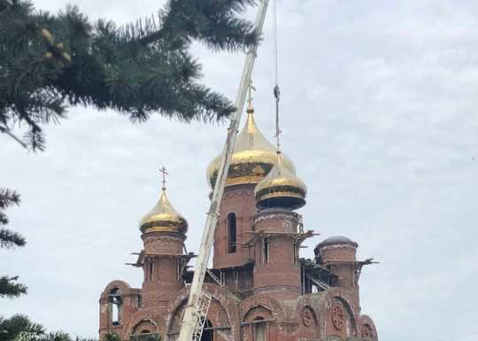 В ст. Марьянской воздвигли купола на строящийся храм