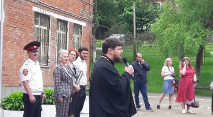 В Горячем Ключе священник поздравил школьников с окончанием учебного года