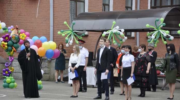 Священник посетил торжественную линейку в школе № 8