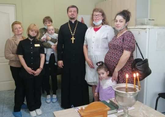 Священник храма Святого Духа посетил Городскую Женскую Консультацию №6