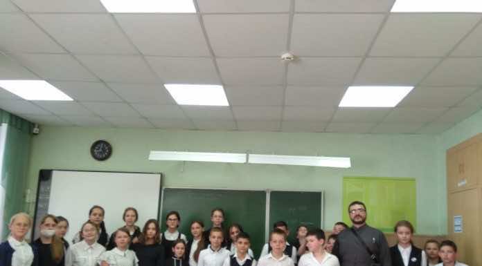 Священнослужитель встретился с учениками пятых классов гимназии № 44 им. Михаила Тальского