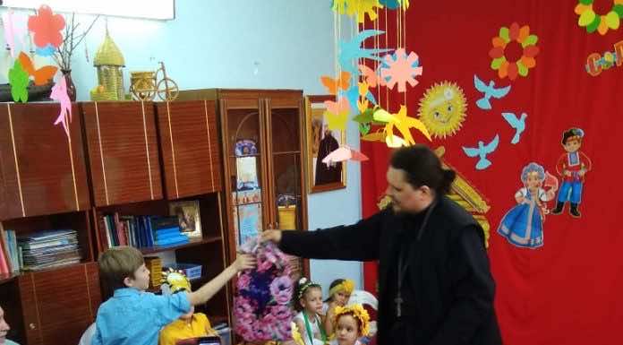 Социальная служба Вознесенского храма поздравила детей с Пасхой