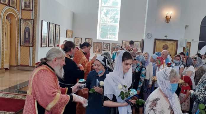 Прихожанок Вознесенского храма поздравили с праздником жен-мироносиц