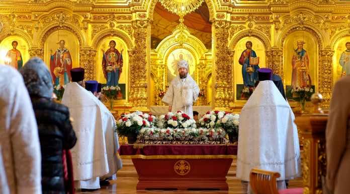 Митрополит Григорий совершил литургию Великой Субботы