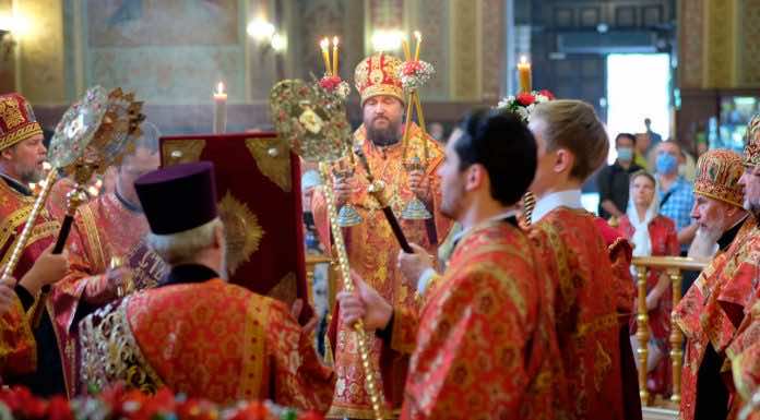 На вечерне в Светлый понедельник митрополита Григория с Пасхой поздравило духовенство епархии