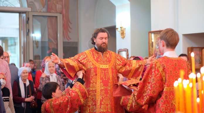 В Светлую субботу митрополит Григорий совершил литургию в храме Казанской иконы Божией Матери