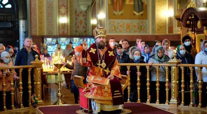 В день Радоницы митрополит Григорий совершил литургию и панихиду в Екатерининском соборе