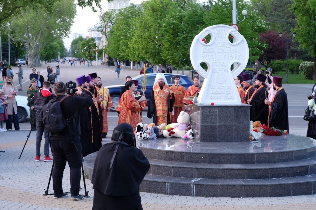 Митрополит Григорий совершил панихиду о погибших в школе Казани