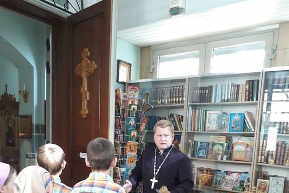 Иерей Алексей Иванов провел экскурсию по храму для воспитанников Краснодарского реабилитационного центра