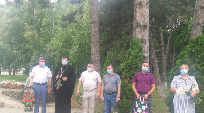 В пос. Агроном прошло торжественное возложение цветов и венков к мемориалу