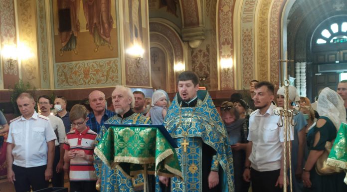 Прихожане храма Дмитрия Солунского приняли участие в чтении акафиста перед чудотворной иконой