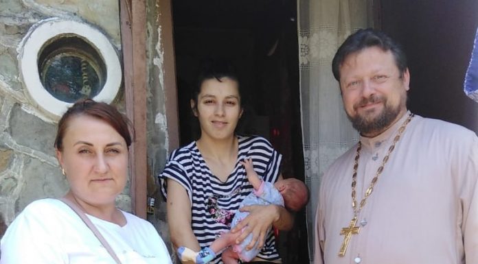 В Горячем Ключе священник посетил семьи, находящиеся в сложной жизненной ситуации