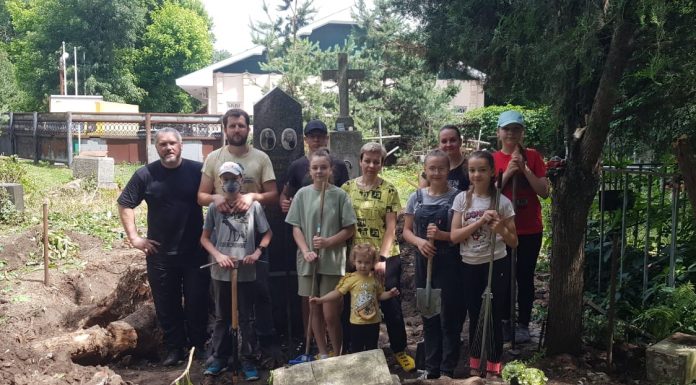 Воспитанники молодёжного клуба храма блаженной Матроны Московской приняли участие в реконструкции и восстановлении могил на Всесвятском кладбище