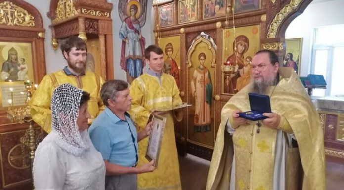 Архимандрит Трифон (Плотников) передал награду прихожанам Беркун Юрию Алексеевичу и Людмиле Ивановне