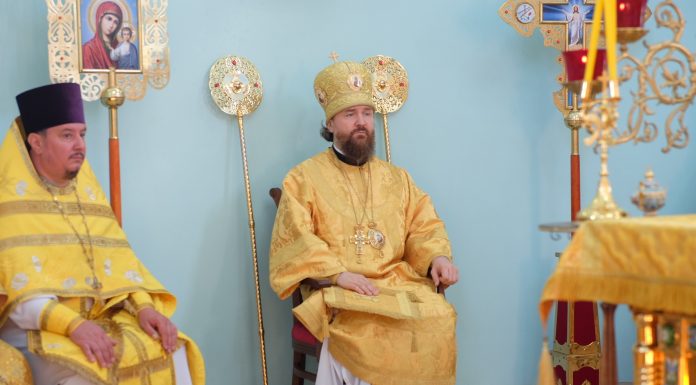 Митрополит Григорий совершил воскресную Литургию в Троицком храме города Горячий Ключ