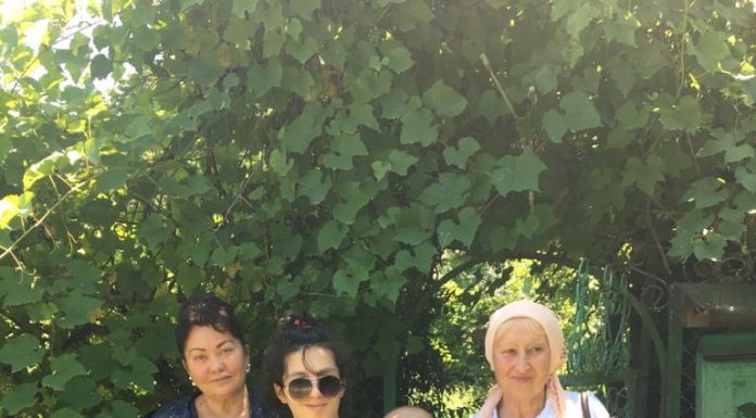 Священник и сестры милосердия посетили семью, находящуюся в сложной жизненной ситуации