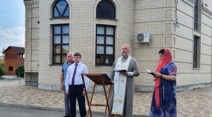 Иерей Максим Белов совершил молебен на месте основания часовни во имя святых Флора и Лавра