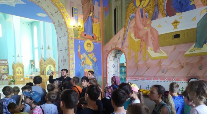 В Троицком храме священник встретился со школьниками