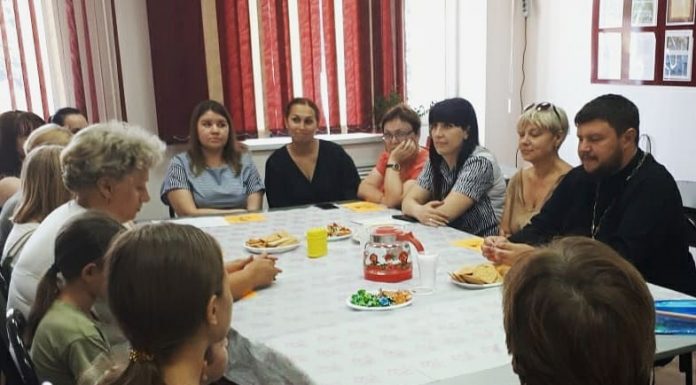 В Горячем Ключе священник встретился с родителями и детьми из замещающих семей