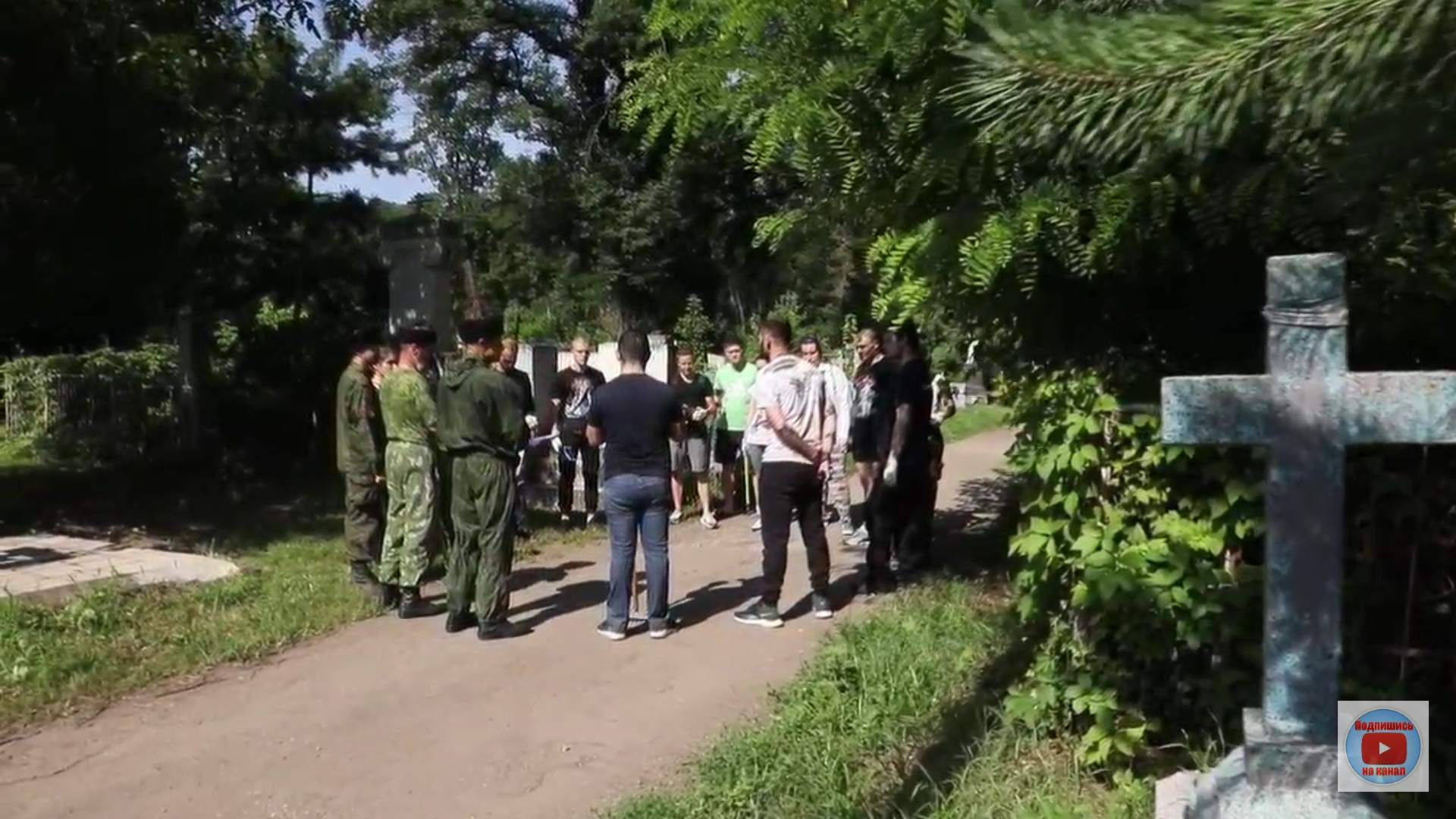 Поп в гостях черти на погосте. Субботник на Всесвятском кладбище. Кладбище Ростов на Дону. Дормидонтовка субботник на кладбище. Пашковское кладбище Краснодар.