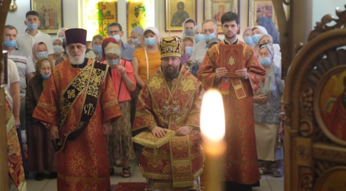 Митрополит Григорий возглавил престольный праздник в Свято-Пантелеимоновском храме