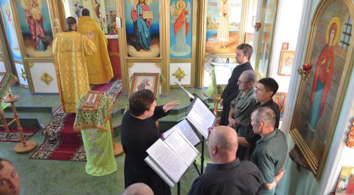 Песнопения и чтения на богослужении исполнили участники тюремного хора из осужденных