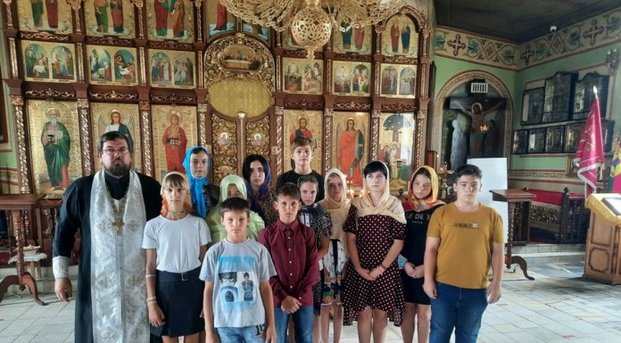 Воспитанники приюта для несовершеннолетних «Островок» посетили храм Святой Троицы