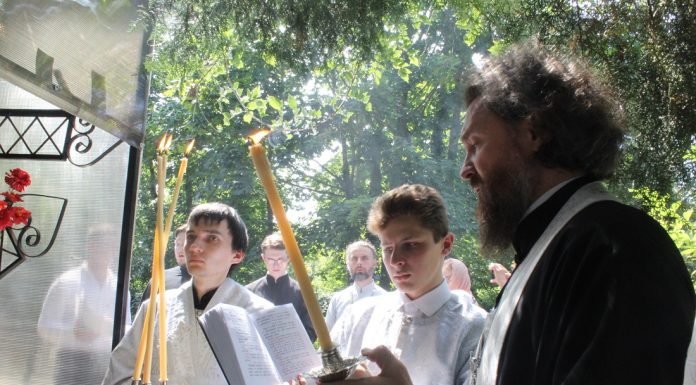 Владыка Григорий совершил панихиду на могиле митрополита Виктора (Святина)