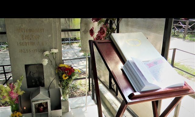 Видеосюжет: Владыка Григорий совершил панихиду на могиле митрополита Виктора (Святина)